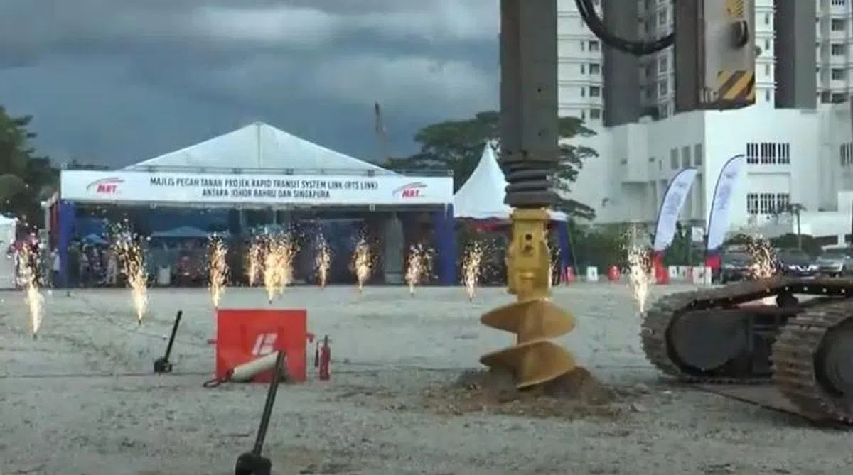  钻土机打下的那一刻，象征着一波三折的新柔地铁系统，稍微有了些眉目。（视讯会议截图） 