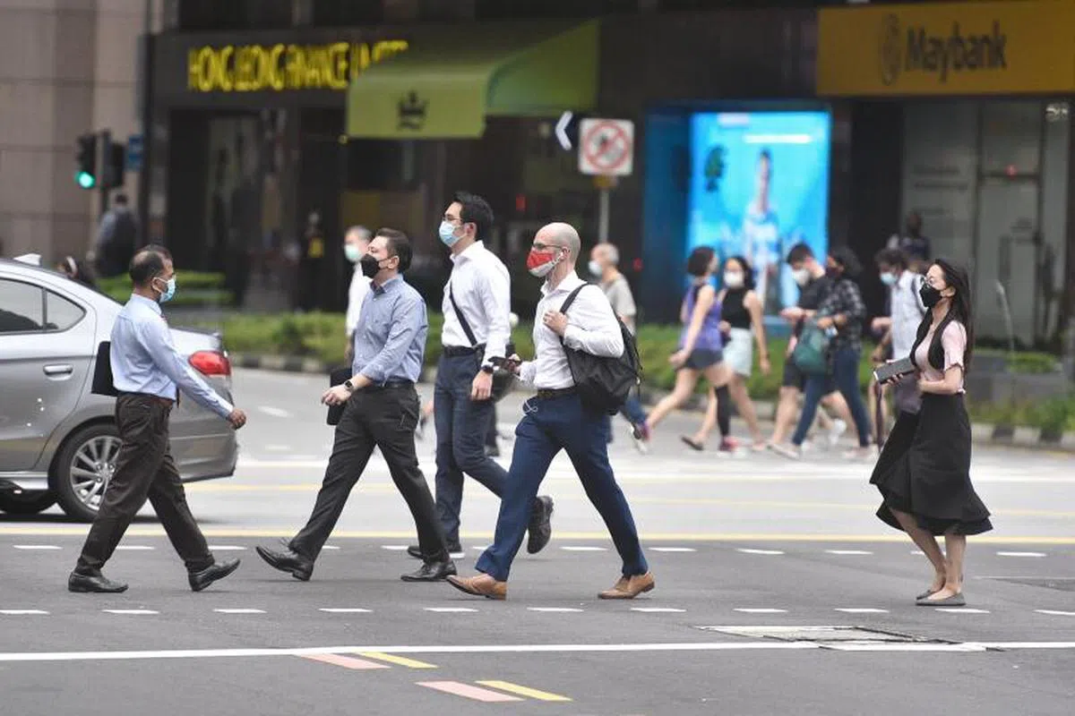 2022年2月24日，上班族在CBD区行走。（海峡时报）