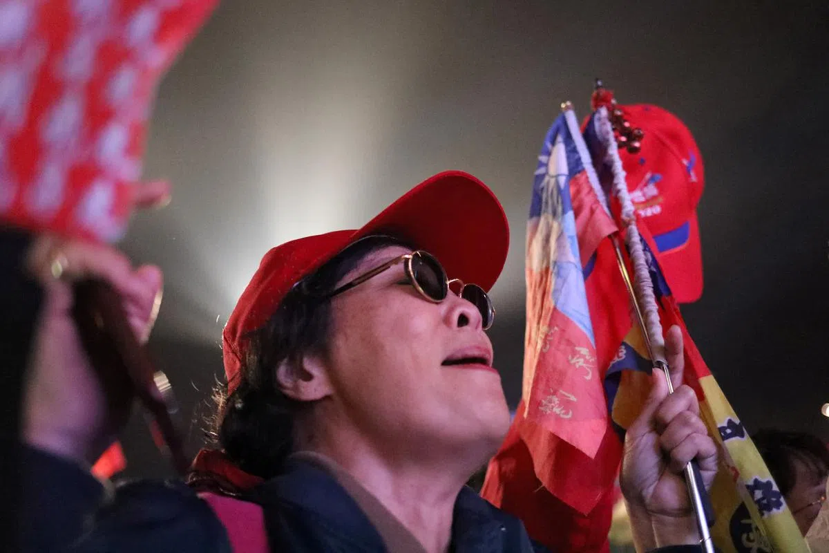  台湾网民常以“韩粉到底吸了什么”来调侃韩粉对韩国瑜荒诞作为的视而不见。（路透社） 