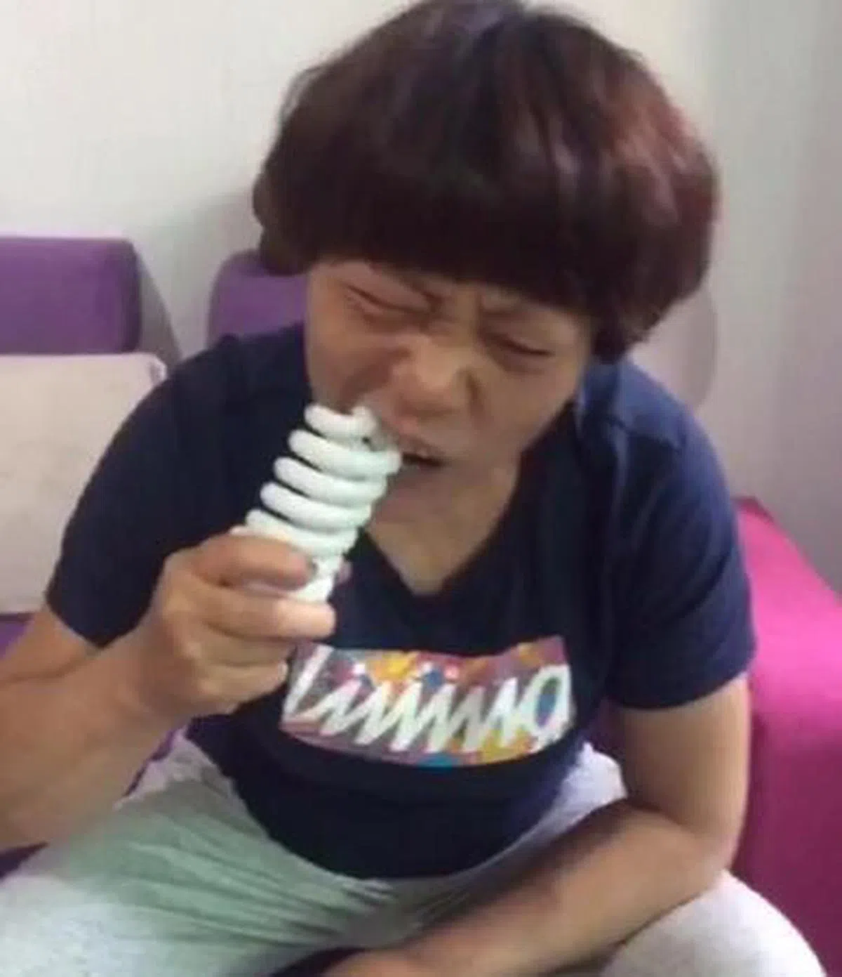  快手上一主播以吃“一般人不能吃的东西”为卖点，吃玻璃，灯泡，蠕虫等物品为卖点拍短视频。（互联网） 