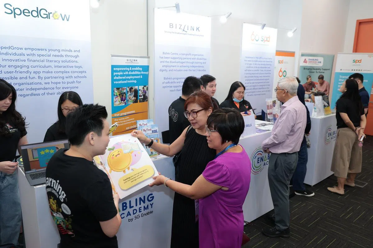 协立学苑2024年9月16日在终身学习学院（Lifelong Learning Institute）举办学习节，让公众通过培训机构、社服机构及企业等设立的展摊，了解如何支持特需人士。（联合早报）