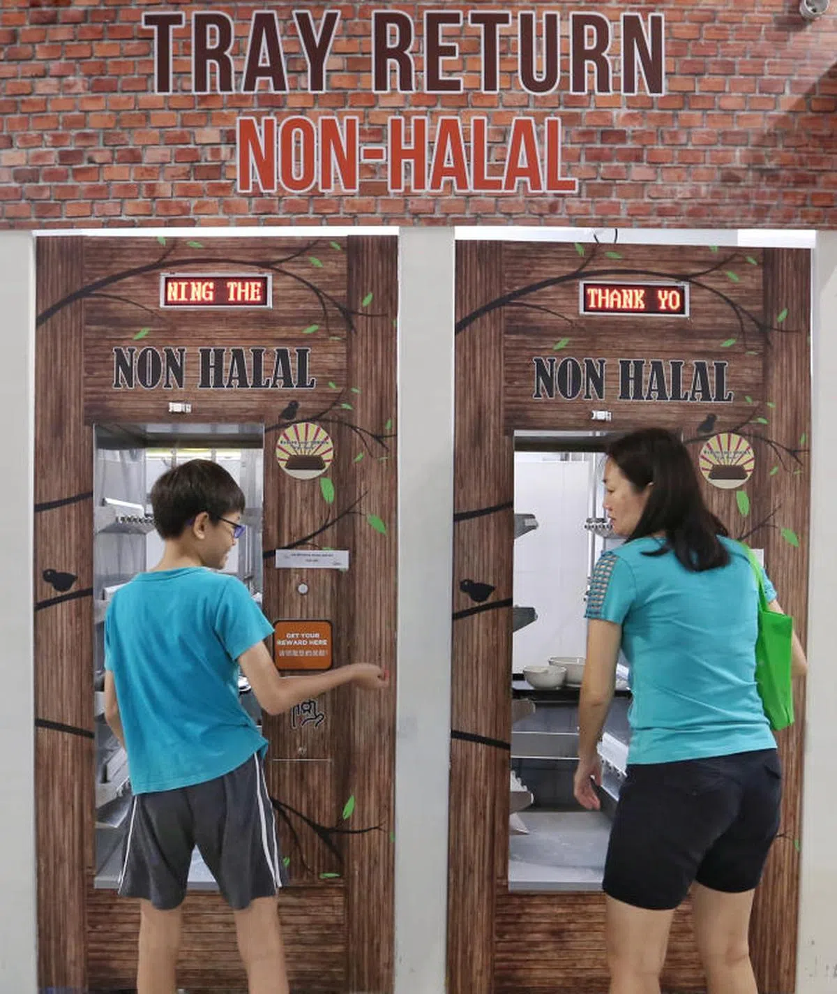  因为托盘押金，小贩每个月要多付好几百元的额外成本。有摊贩指营业一年入不敷出，发动联署向环境局请愿，要求取消计划。（新明日报） 