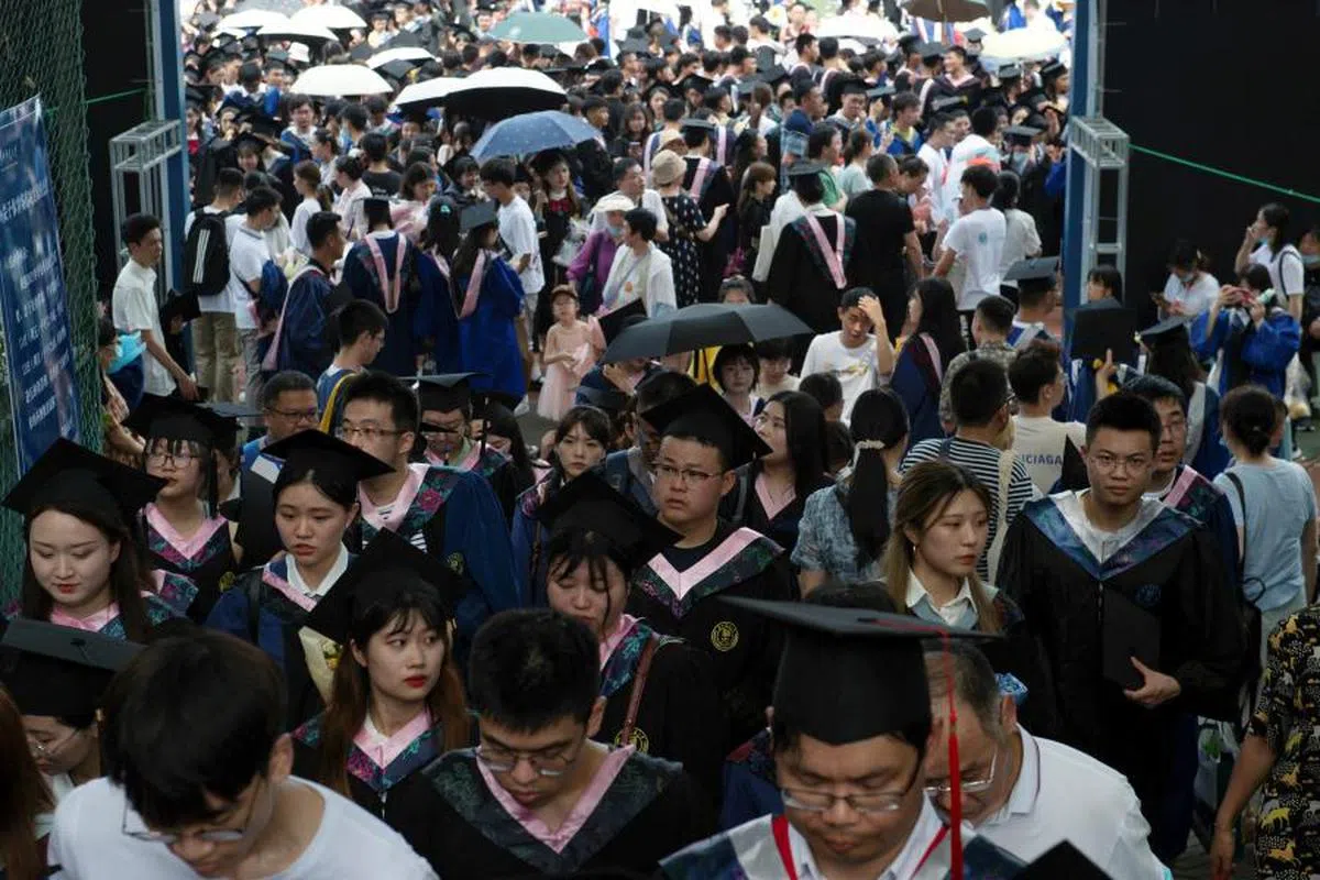 中国官媒称有些应届大学生处于“慢就业”状态。（路透社）