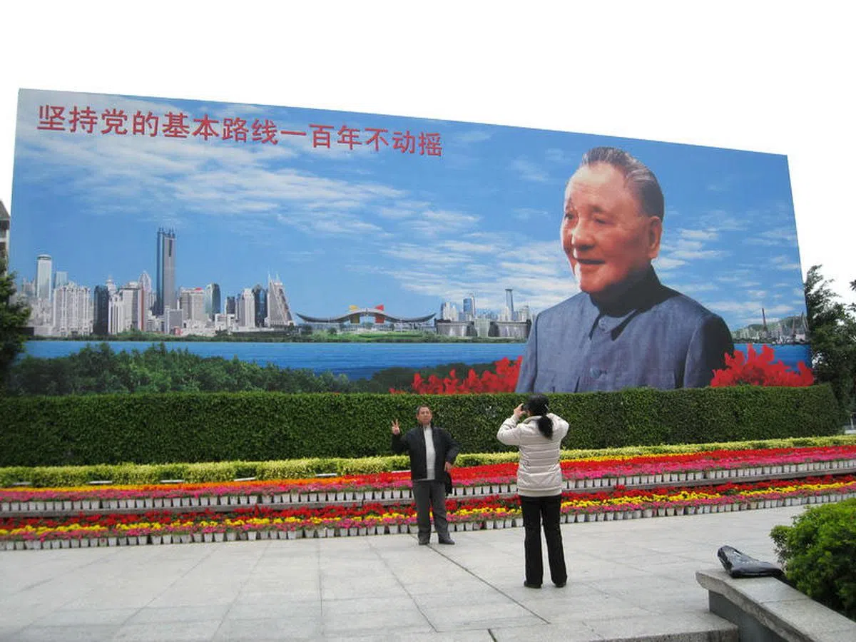   中国已故领导人邓小平第二次南巡的那年（1992年），深圳在该市的深南大道旁竖立起巨幅邓小平画像，以纪念这一历史性事件。（联合早报） 