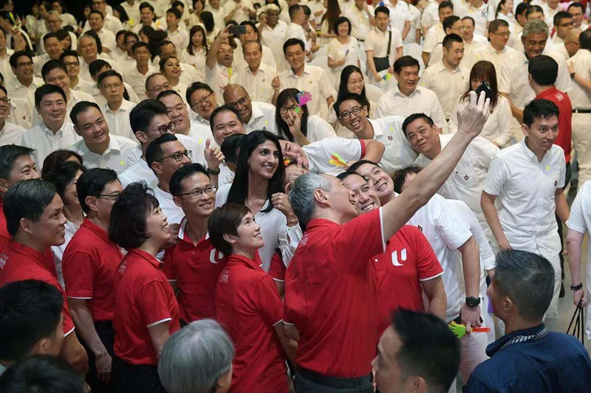  李显龙总理在去年5月1日劳动节与人民行动党的年轻党员一起玩自拍（wefie）。（海峡时报） 