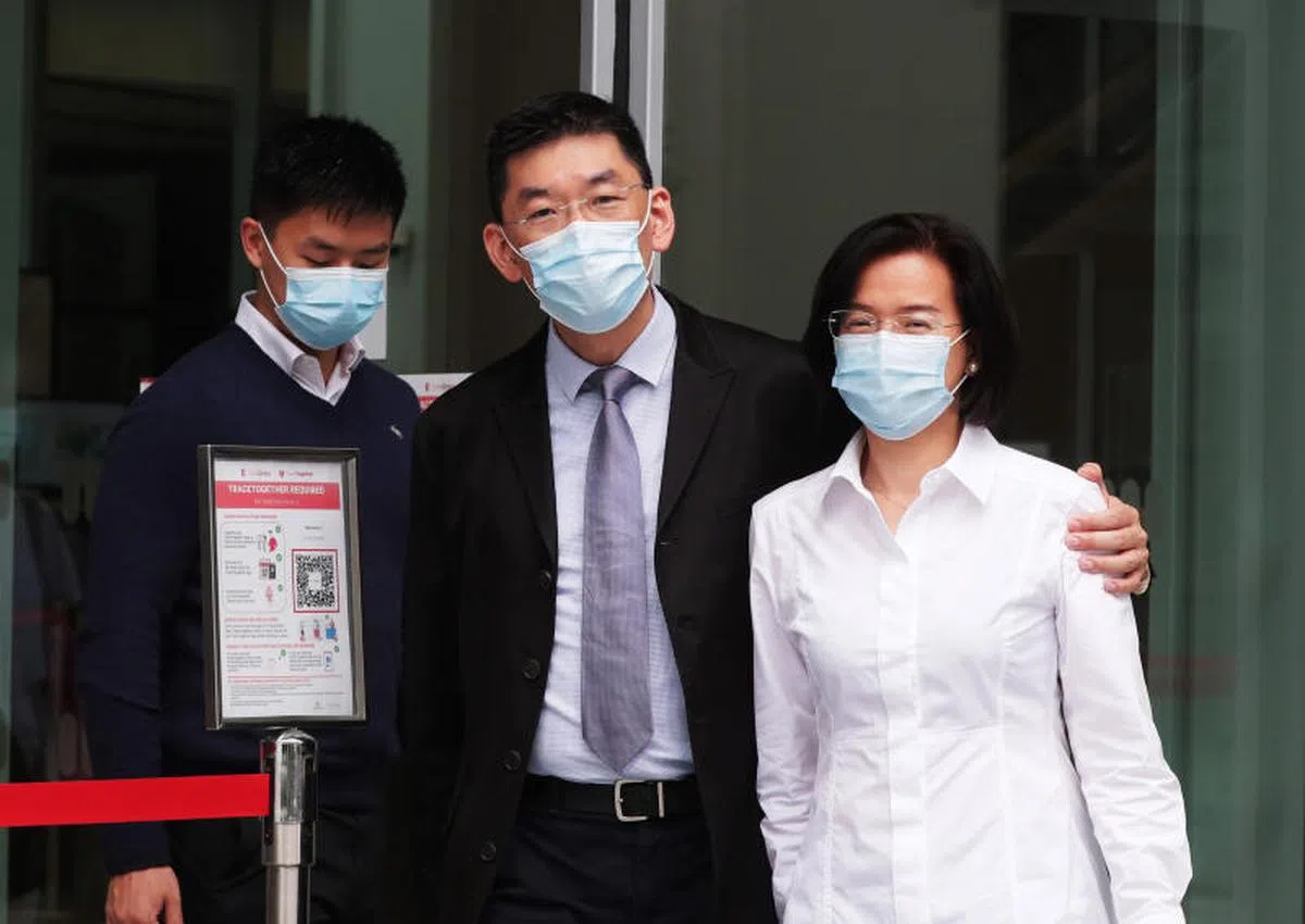  杨绍南医生（中）当庭获释后，与几名亲友步出法院。（海峡时报） 