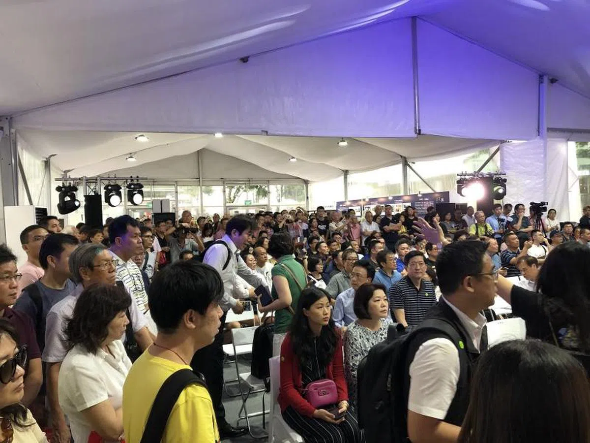  会场内座无虚席，人头攒动。（张丽苹摄） 