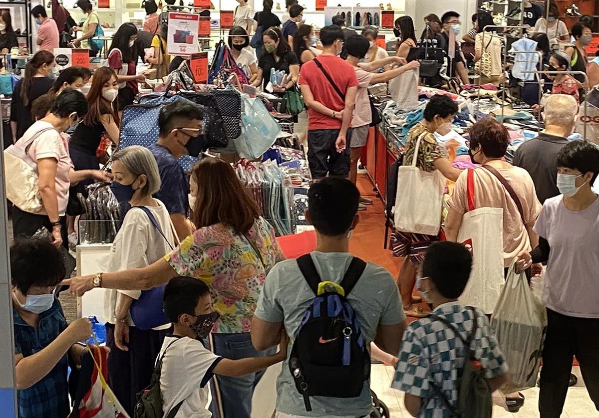 许多人都趁着乌节坊奥奇百货分店结束营业前，前去淘打折商品。（新明日报）