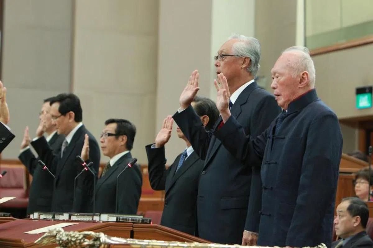  2011年10月10日，已故建国总理（右一）在第12届国会开幕仪式上与众议员一起宣誓就任。（新闻及通讯部提供） 