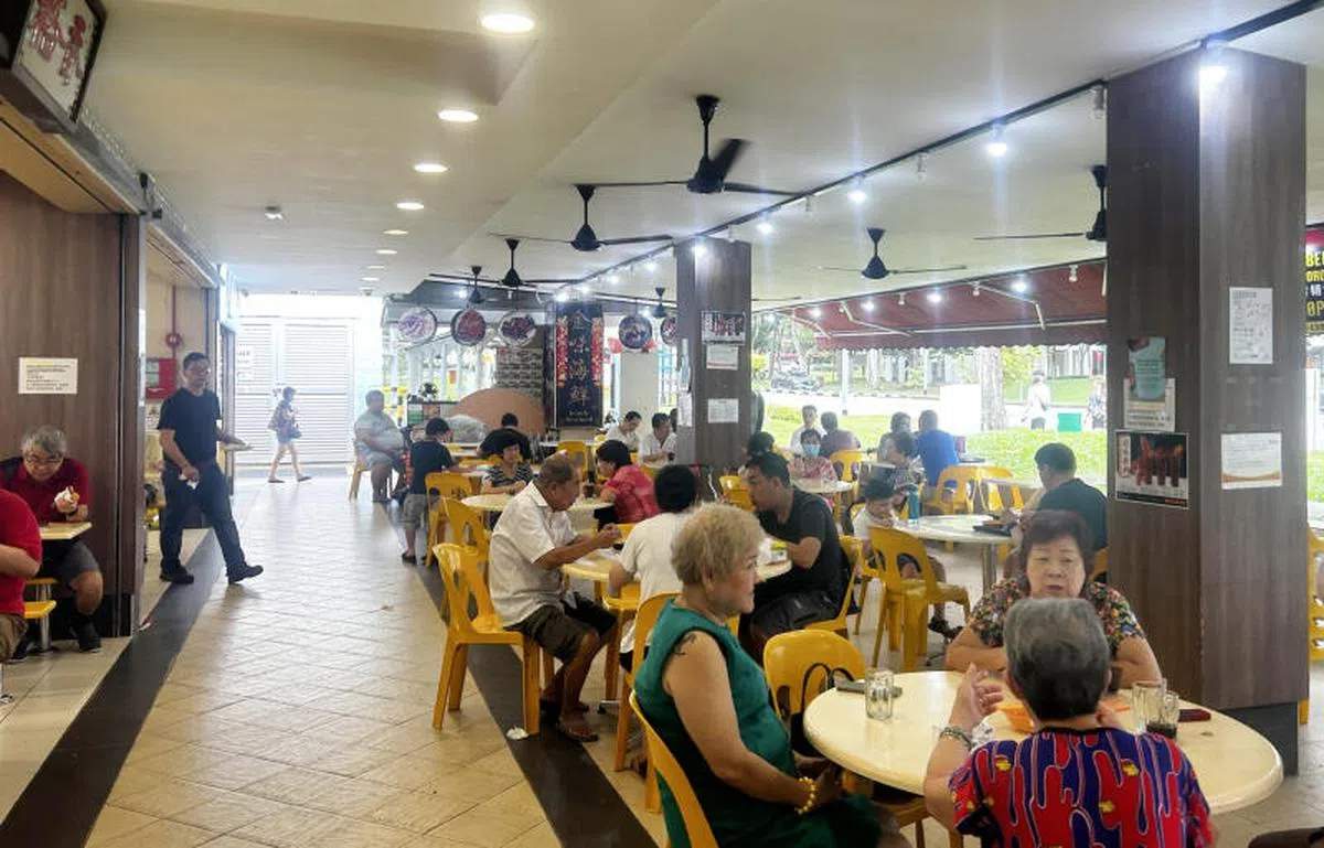 位于实龙岗3道第237座组屋的咖啡店吃饭，饮料摊的一杯白开水竟卖5角，让他觉得贵得离谱。（新明日报）