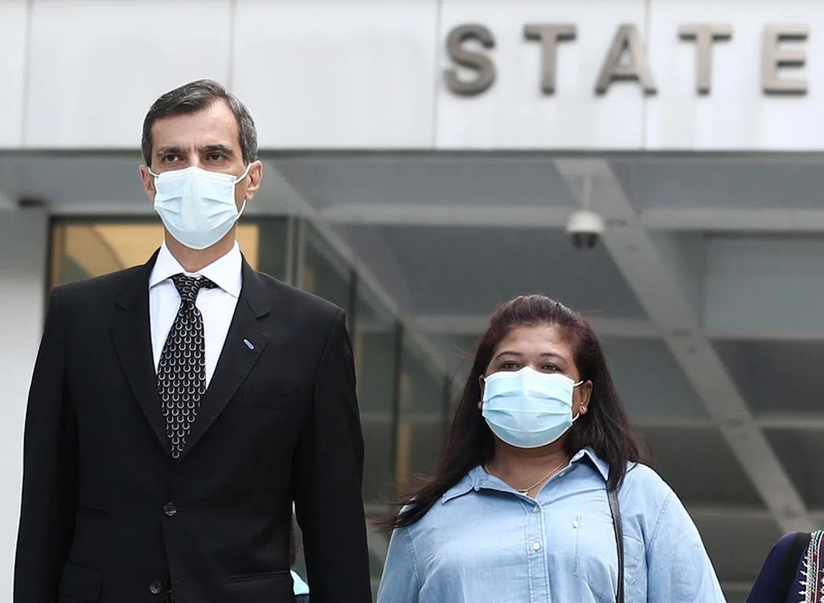  无偿为女佣莉雅妮（右）辩护的律师阿尼尔（左）。（联合早报） 