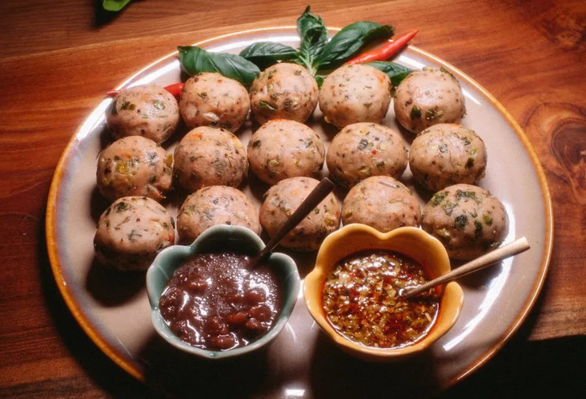 有兴趣到厨师的家走一趟，享用这道搭配酸豆蘸酱或柠檬辣椒酱的午鱼鱼饼吗？（poonssupperclub Instagram）