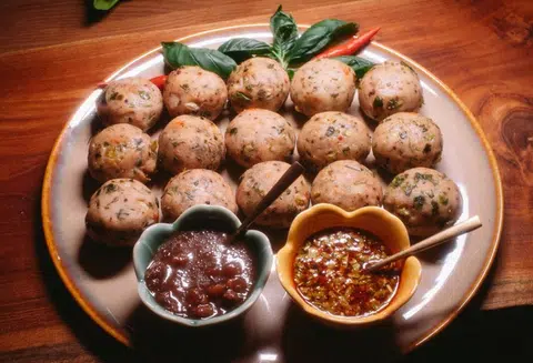 有兴趣到厨师的家走一趟，享用这道搭配酸豆蘸酱或柠檬辣椒酱的午鱼鱼饼吗？（poonssupperclub Instagram）