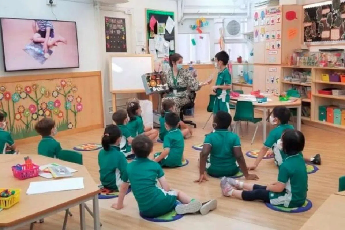 香港幼儿园、小学和中学目前共有7万名教师。图为当地一家学前教育中心的教学情况。（互联网）