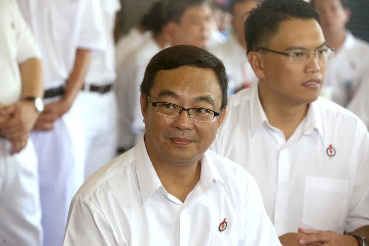  先驱单选区议员符致镜（Cedric Foo，中）曾任国会交通委员会主席，他对梁建鸿在处理沙斯危机与京那巴鲁地震事件中的表现印象深刻。（海峡时报） 