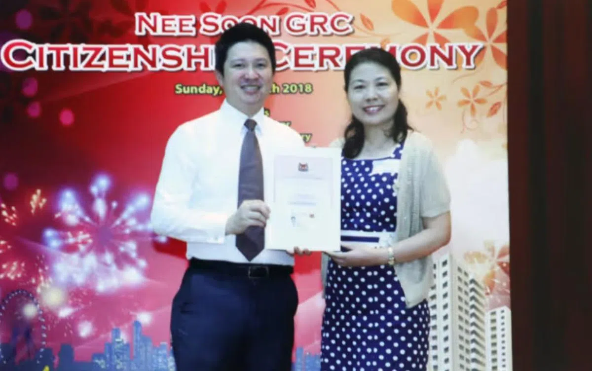 苗岚在2018领取公民证书。（亚洲新闻台）