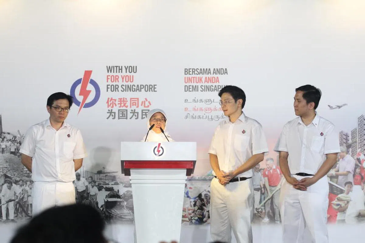  2015年大选，人民行动党马西岭—油池集选区团队以6万8485张选票， 68.73％得票率获选。原国会议长哈莉玛（左二）和马西岭—油池集选区竞选团队的其他成员王鼎昆（左一）、黄循财（右二）和任梓铭一起上台致词。（联合早报） 