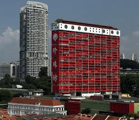 看了数十年熟头熟脸的珍珠坊变得有些陌生。（红蚂蚁摄）