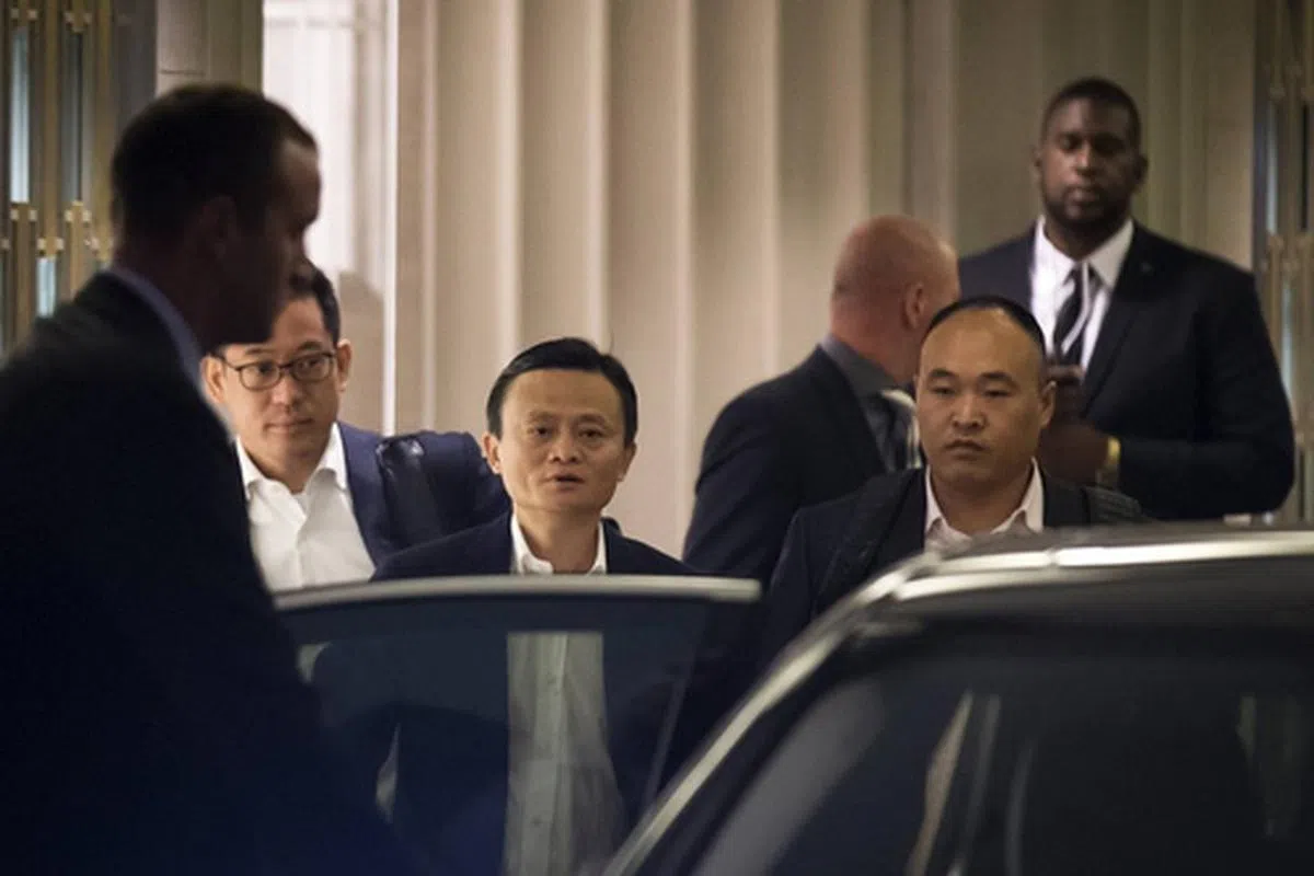  马云与其贴身保镖——太极拳全国冠军李天金（右）。（互联网） 