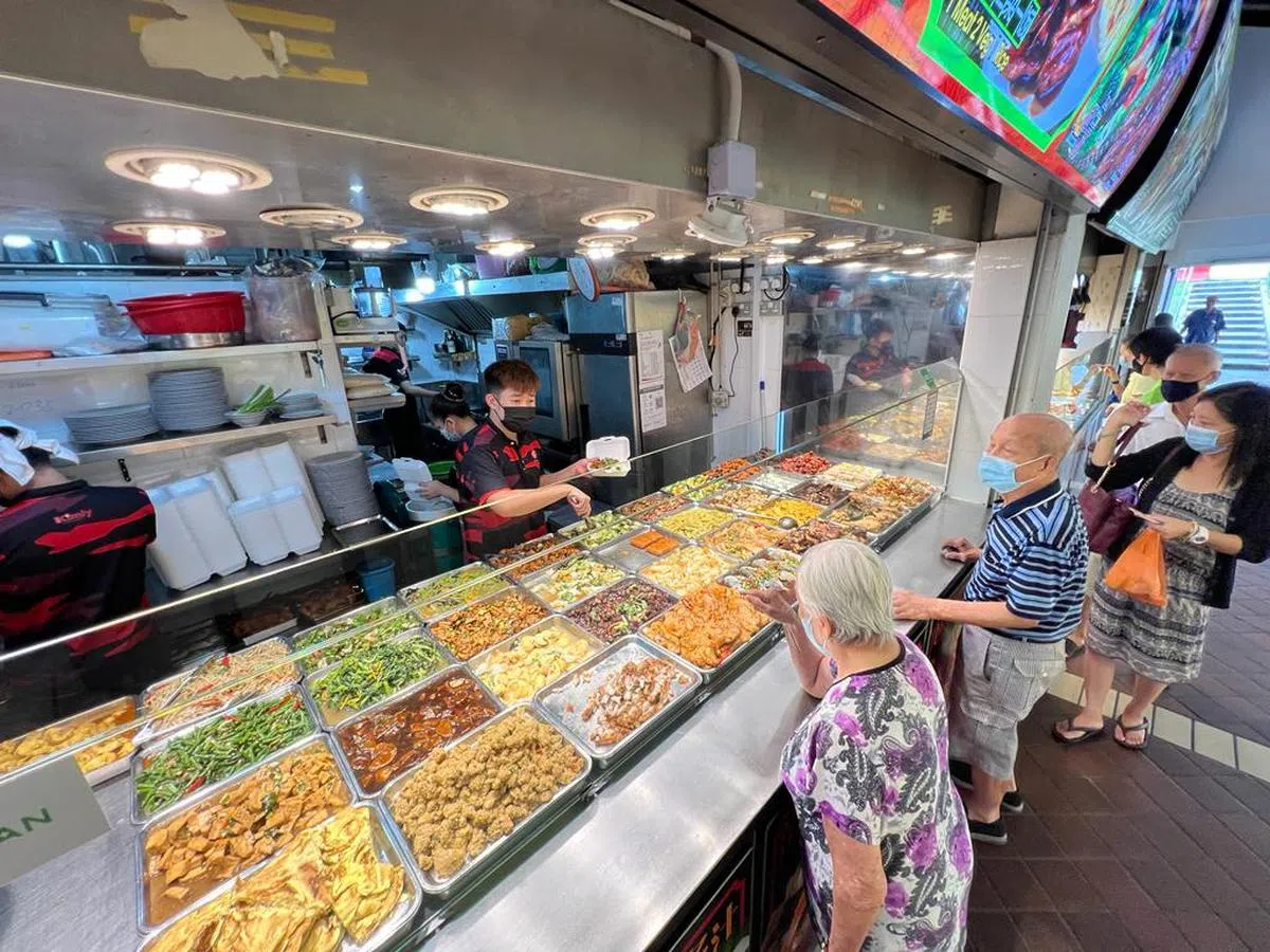 新加坡组屋区有不少菜贩摊位，售卖平民美食。（新明日报）
