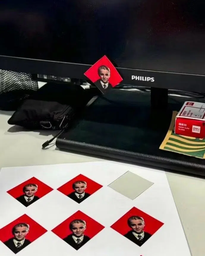 …… 或者制成贴纸贴在电视机下方...... 