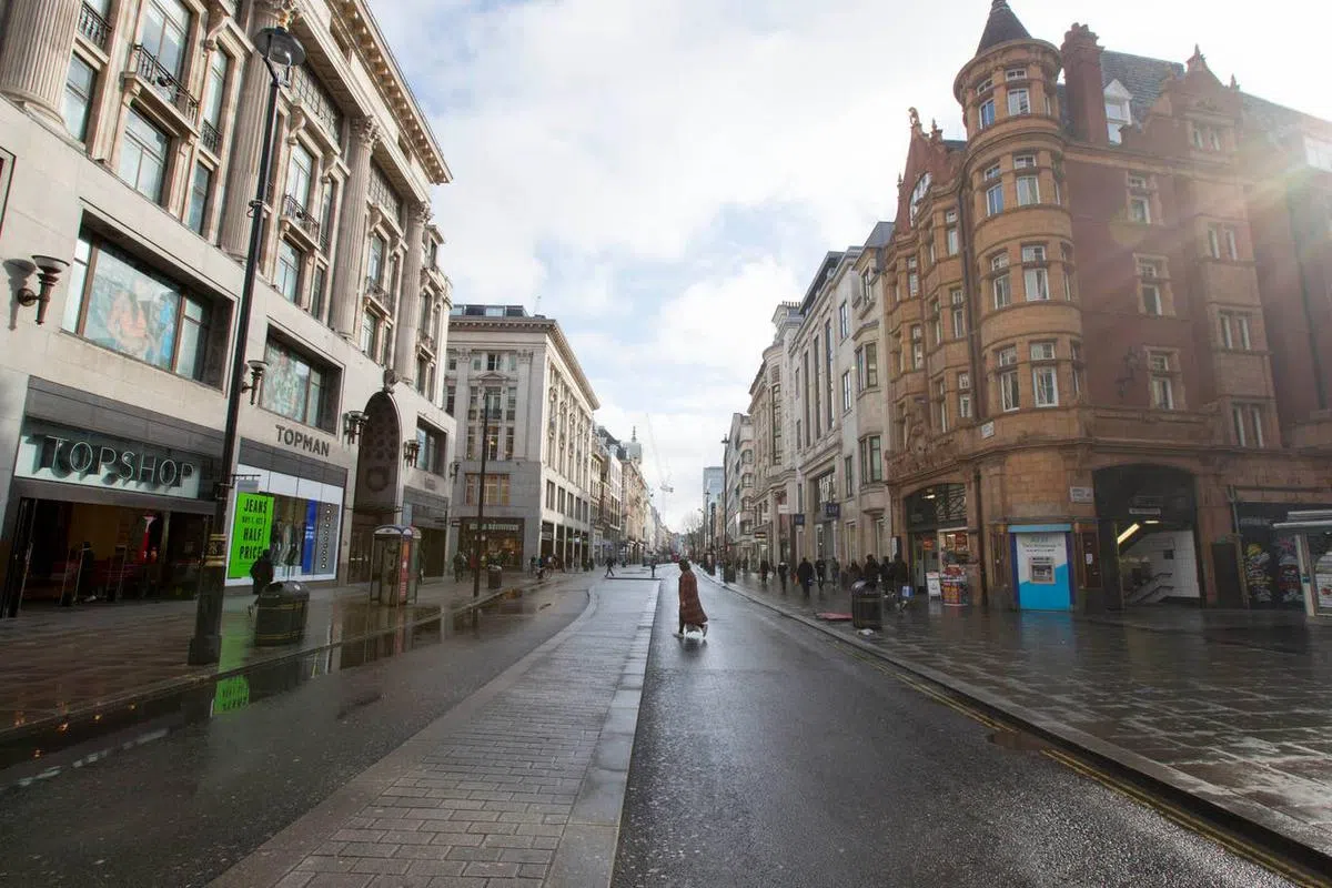  伦敦牛津街在星期六的早上异常的“宽敞”。（伦敦晚旗报） 