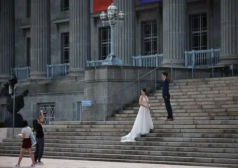一场婚礼从婚纱、摄影、化妆到婚宴等各个环节都是一笔开销，如果每样都涨价，就很容易透支预算了。（海峡时报）