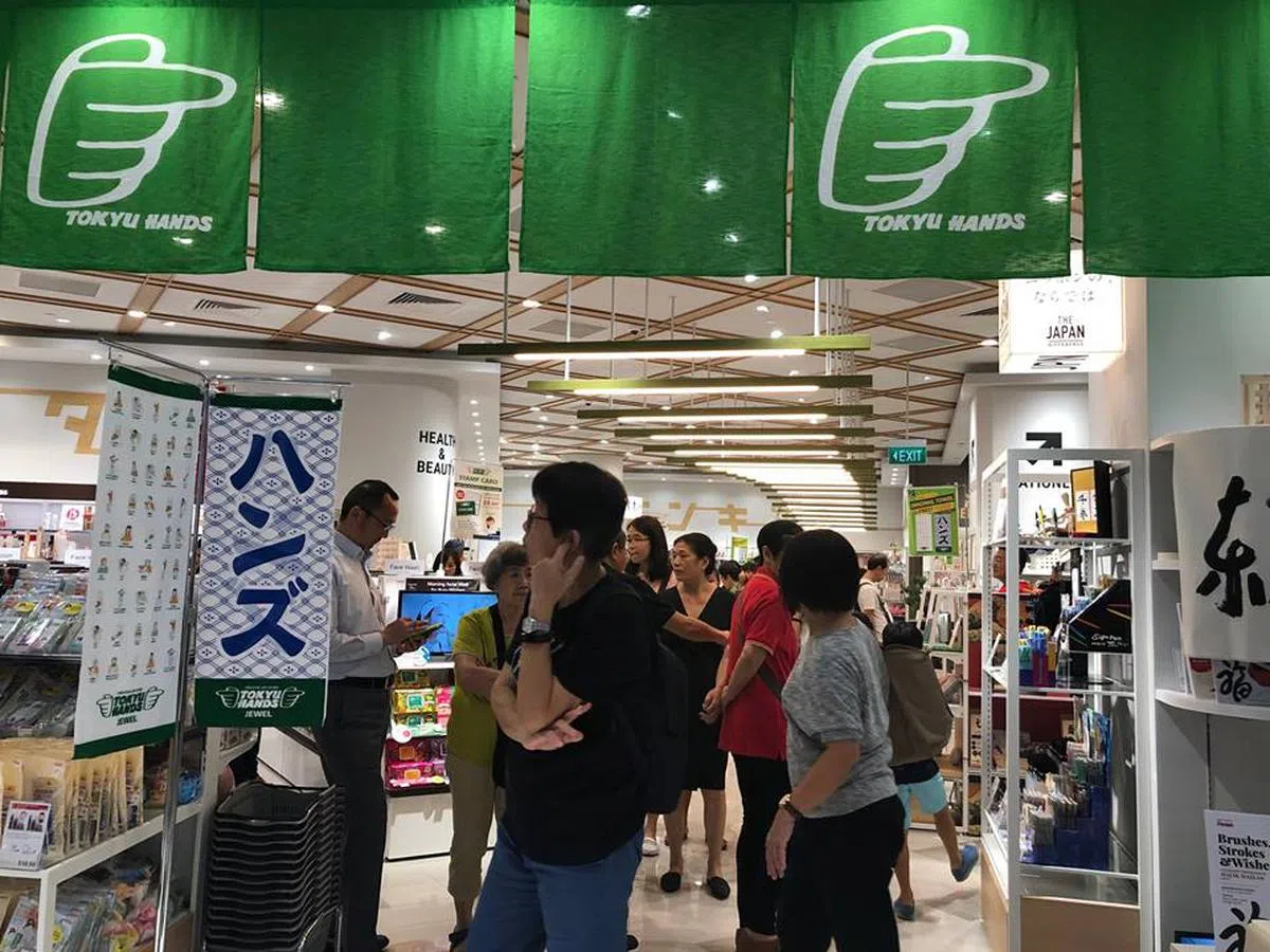  校花说的就是来自日本的生活用品店 Tokyu Hands，早前11日开放时已有不少人光顾。从文具、化妆品到及家居用品都齐全。（ Tokyu Hands面簿） 