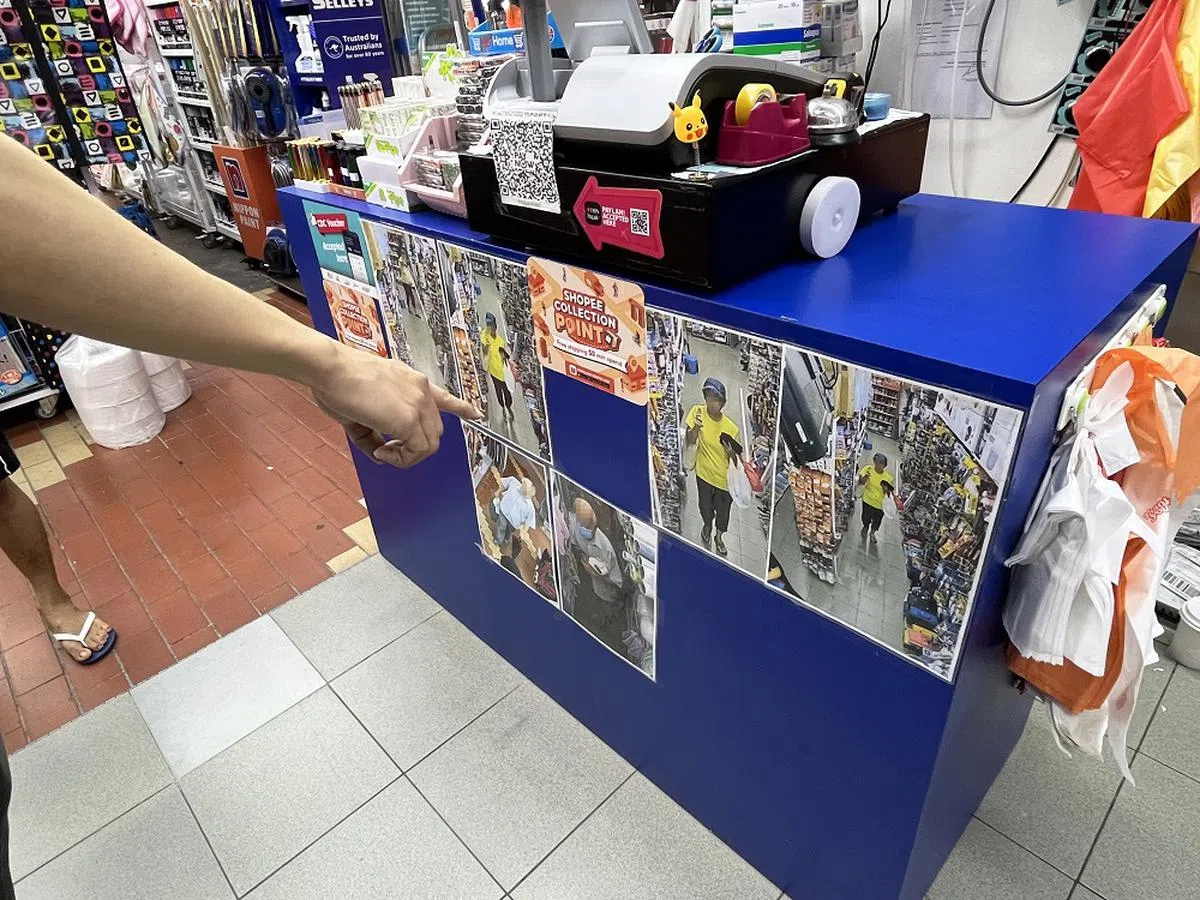 一些店家会把印出拍到嫌犯的画面，在店里张贴出来。（新明日报）