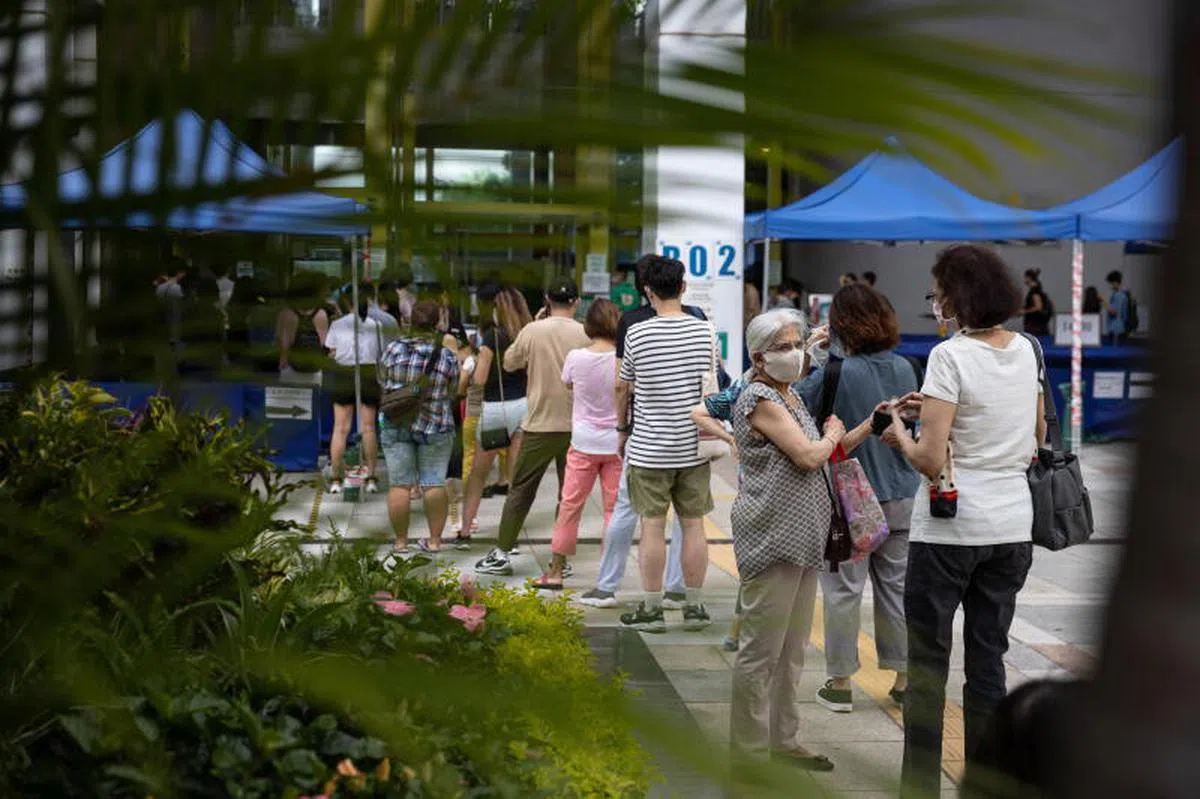  香港民众排队接种疫苗。（欧新社） 