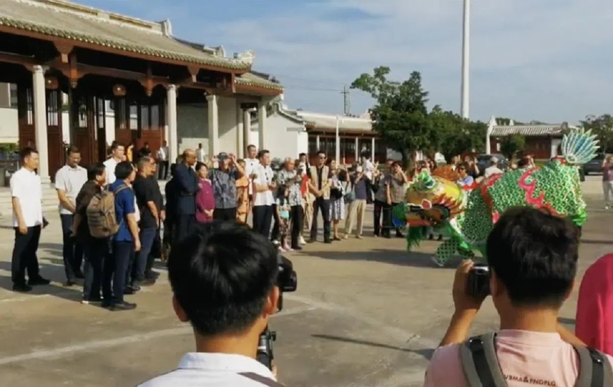 尚达曼总统与站在身后的夫人珍一藤木欣赏潮州麒麟舞表演。（视频截图）