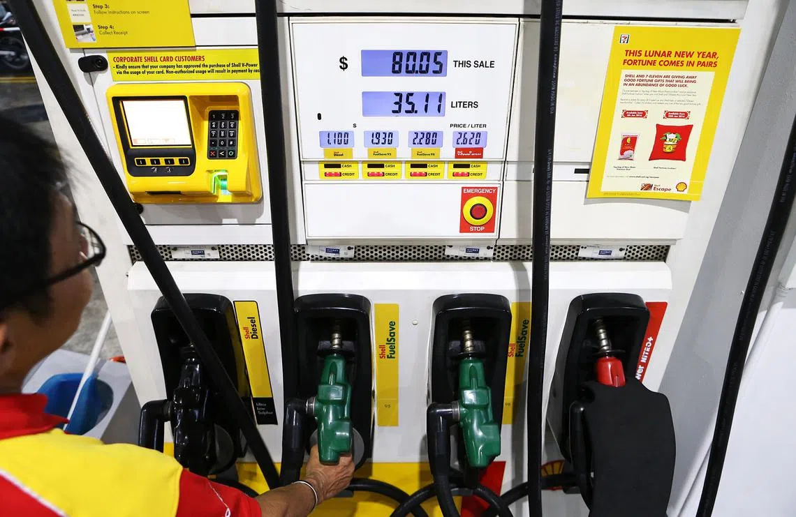 本地几家汽油公司的汽油价格，永远都是默契十足地相差无几。虽然品牌不同，但无论去哪一家，价格几乎都一样。（联合早报）