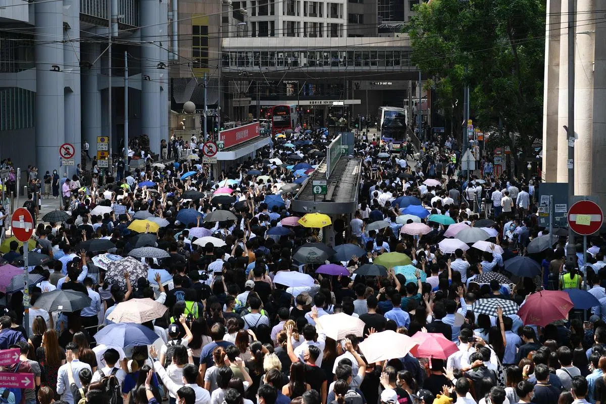  参与游行的市民挤满附近路段。（法新社） 