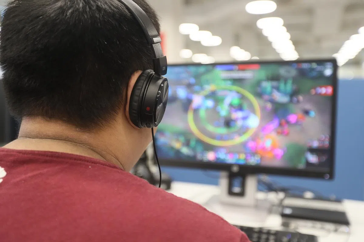 小伙子，别整天窝在家打电动。（联合早报）