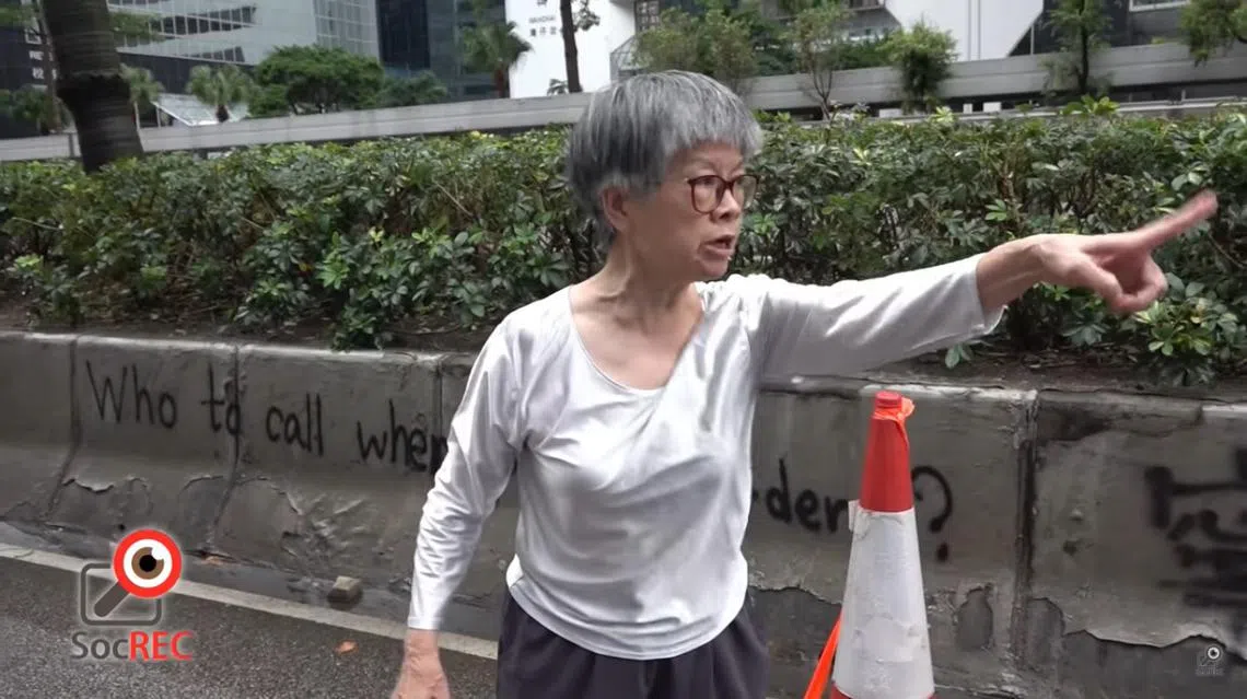 一名70岁婆婆孤身一人在路上清除示威者设下的路障，并严词训斥示威者。（视频截图）