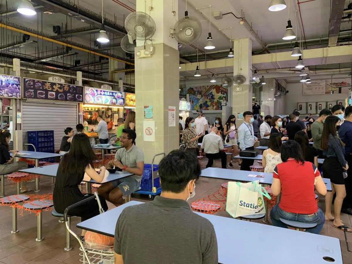  当局鼓励民众将社交聚会限制在一天一次。（联合早报） 