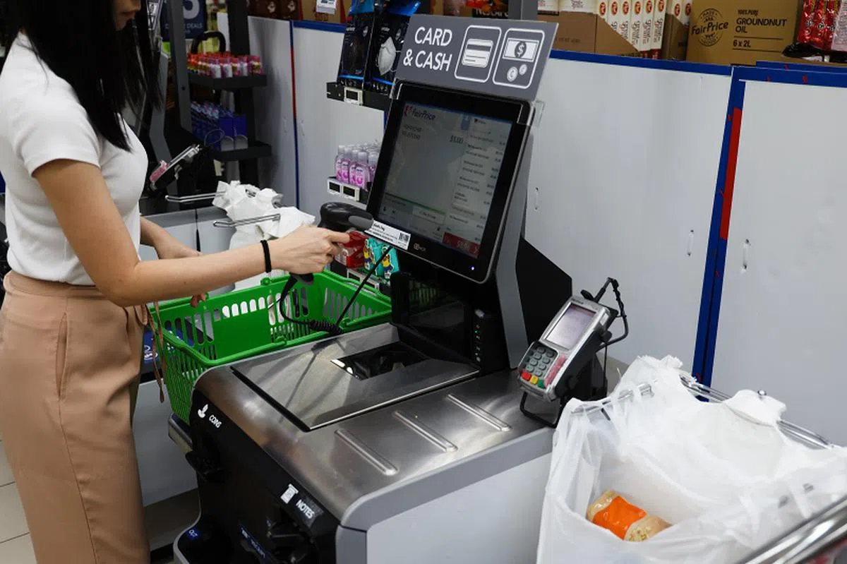 自助柜台的塑料袋条码贴在结账屏幕上，有网民质疑会不会促使一些顾客滥用。（联合早报）