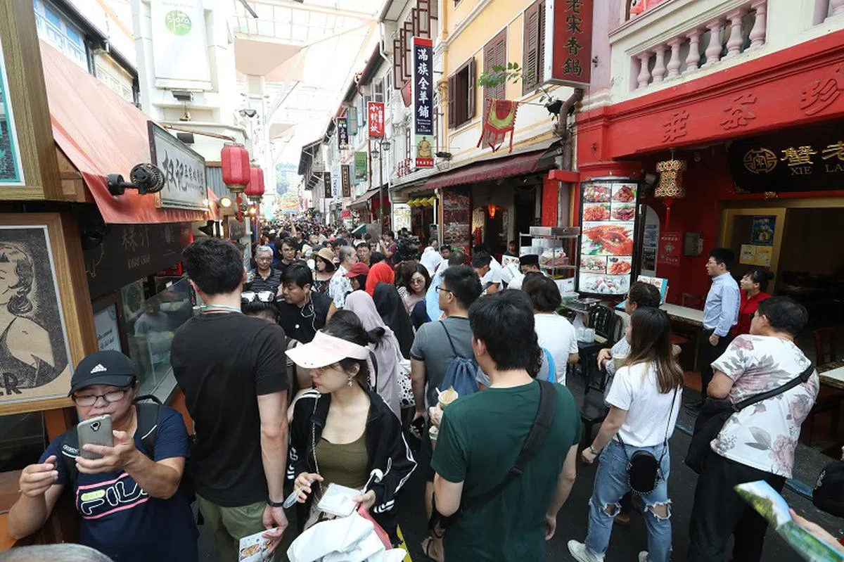  许多耳熟能详的中国餐饮品牌这几年也入驻牛车水。（联合早报） 