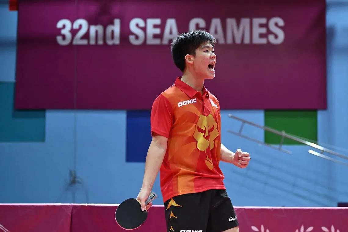 我国乒乓选手郭勇（Izaac Quek）在对垒马来西亚的男团决赛中得分后欢呼。（海峡时报）