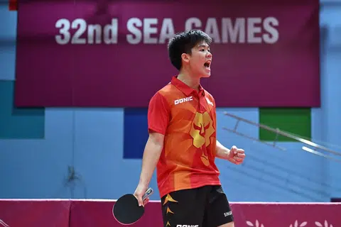 我国乒乓选手郭勇（Izaac Quek）在对垒马来西亚的男团决赛中得分后欢呼。（海峡时报）