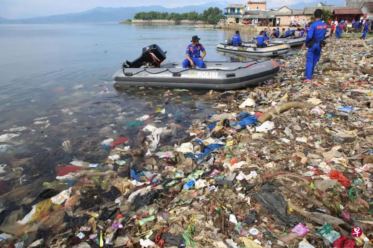全球市场上有35万种不同的化学品，当中有许多对生态环境都有危害。图为雅加达海洋污染情况。（互联网）