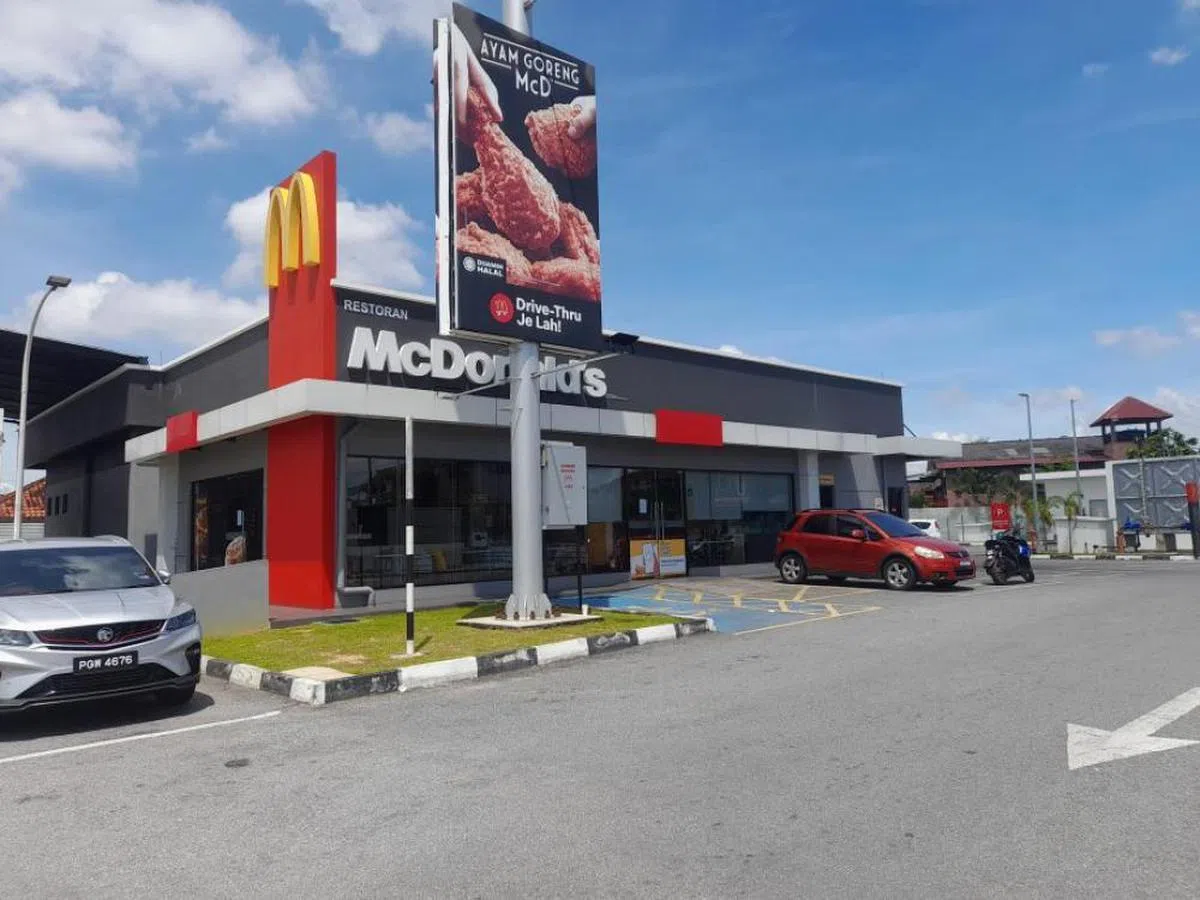 马国麦当劳因遭杯葛导致生意惨跌。（星洲日报）