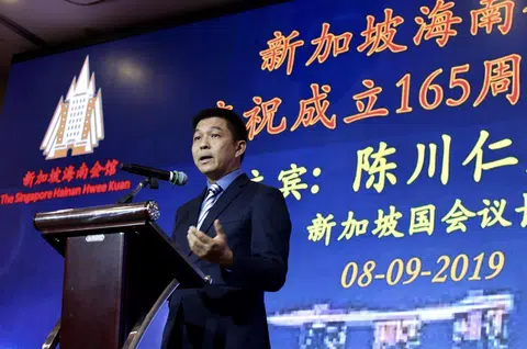 国会议长陈川仁吁请海南会馆和琼州天后宫领导人相互妥协退让，认真寻找妥协方案，他还“自告奋勇“地表示有意充当调解人。（联合早报）