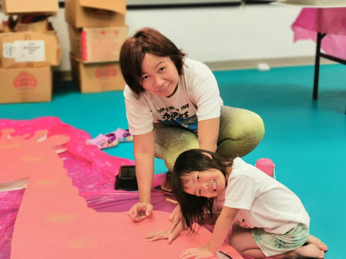  杨珊凤在街坊的邀请下带上她的儿子和女儿一起加入“爱心花园”活动。（杨珊凤提供） 