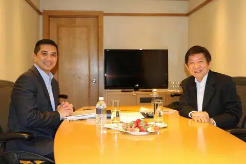 基础建设统筹部长兼交通部长许文远与马来西亚经济事务部长阿兹敏8月30日在新加坡会面商谈。许文远当时表示“很快就能宣布”双方就新隆高铁计划和新柔地铁计划所达致的共同决定。（许文远面簿）