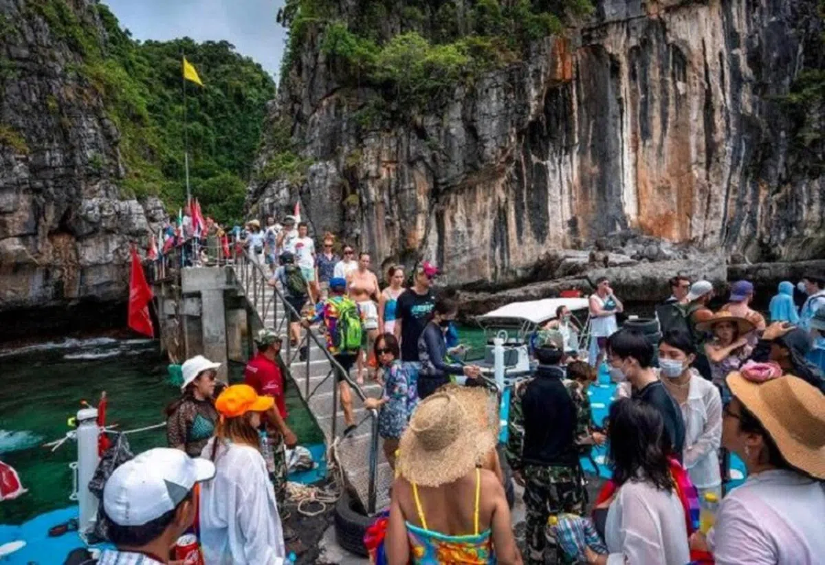 今年4月，泰国小皮皮岛旅客人潮拥挤的情况。（互联网）