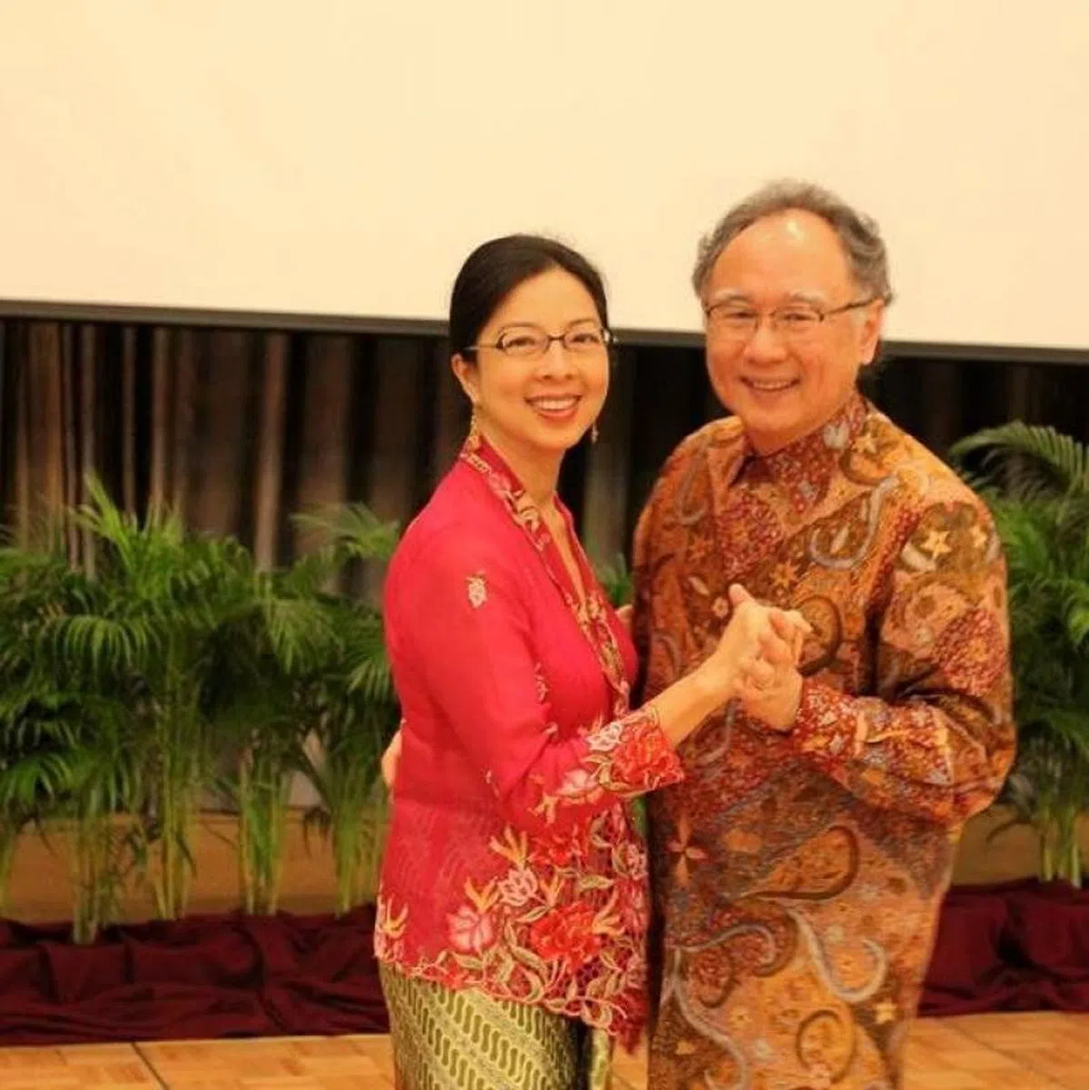 基因组分析颠覆了土生华人对自己的血统的认知。徐维德（右）的太太（左）也是土生华人，她有66.5%是华人血统，27.5%马来血统以及6%印族血统。在此之前，太太的家人以为家族是拥有100%华人血统的土生华人，因为家谱只有中文名字。（取自徐维德面簿）