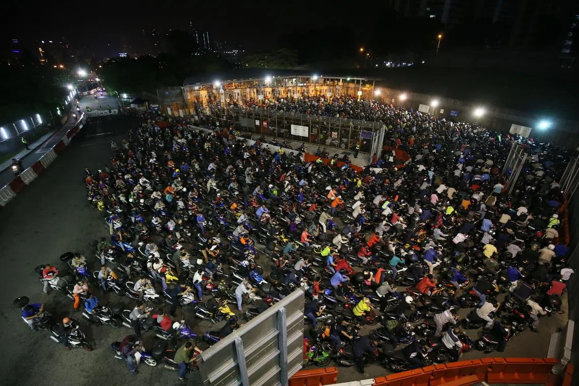 新柔长堤因每日有数十万马国越堤族往返新柔两地而成为全球最繁忙的陆路边境之一。