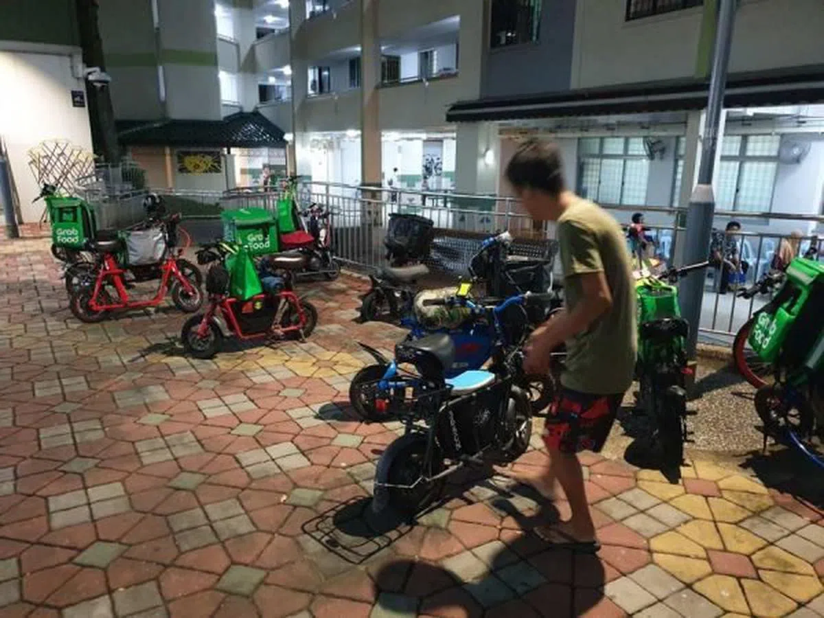 人群旁边的空地上停放着很多架个人代步工具（PMD）。（Dennis Yong面簿） 