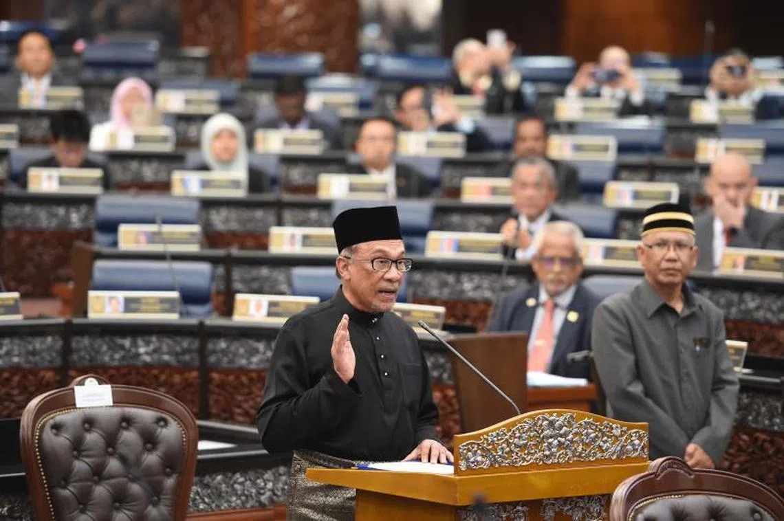 马国前副首相安华今天正式重返国会，宣誓出任波德申国会议员。（法新社）